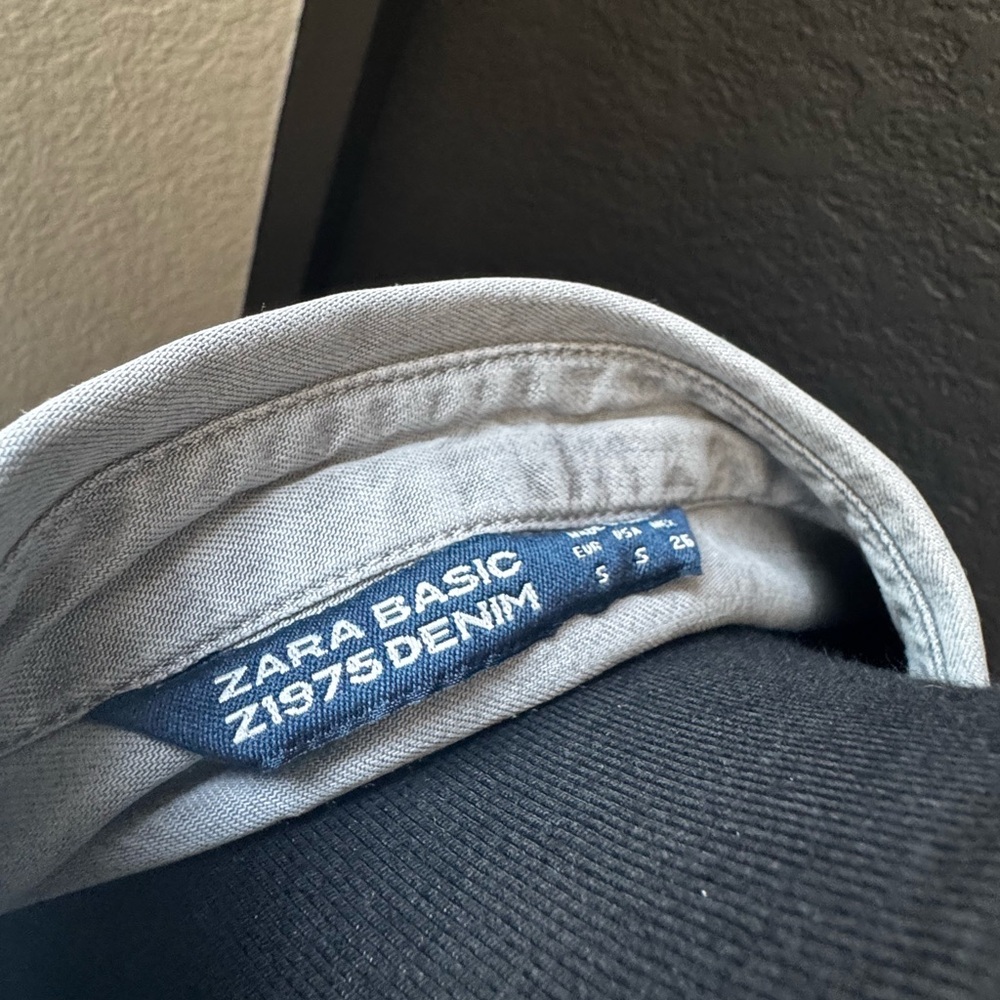 Zara Basic Light Wash Denim Button Down Shirt Wom… - image 5